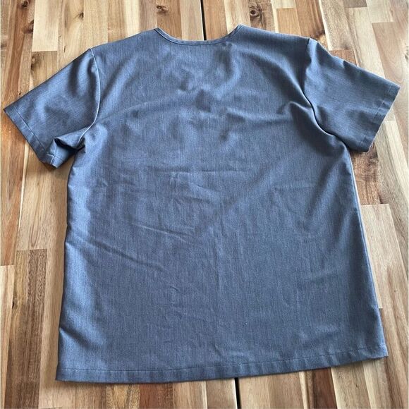 FIGS Leon Three-Pocket Scrub Top™ - Picture 4 of 6